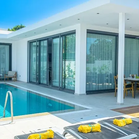 Romeo With Private Pool