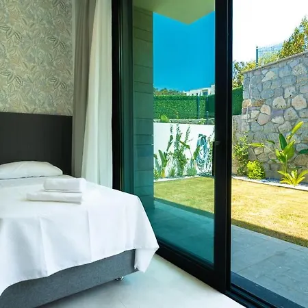 Romeo With Private Pool